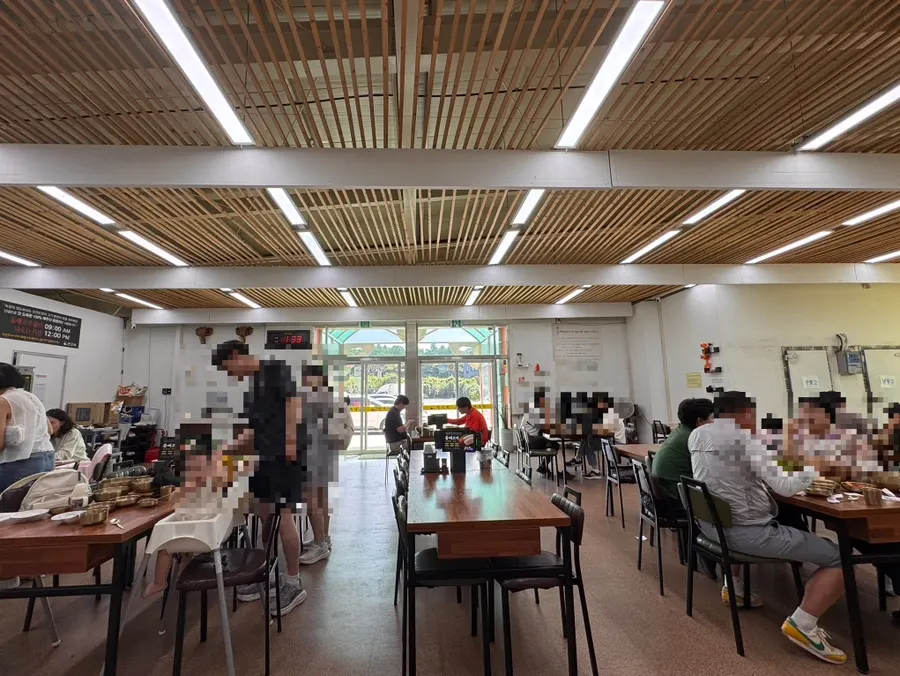 100석 이상 좌석이 있는 면주막 제주본점 내부