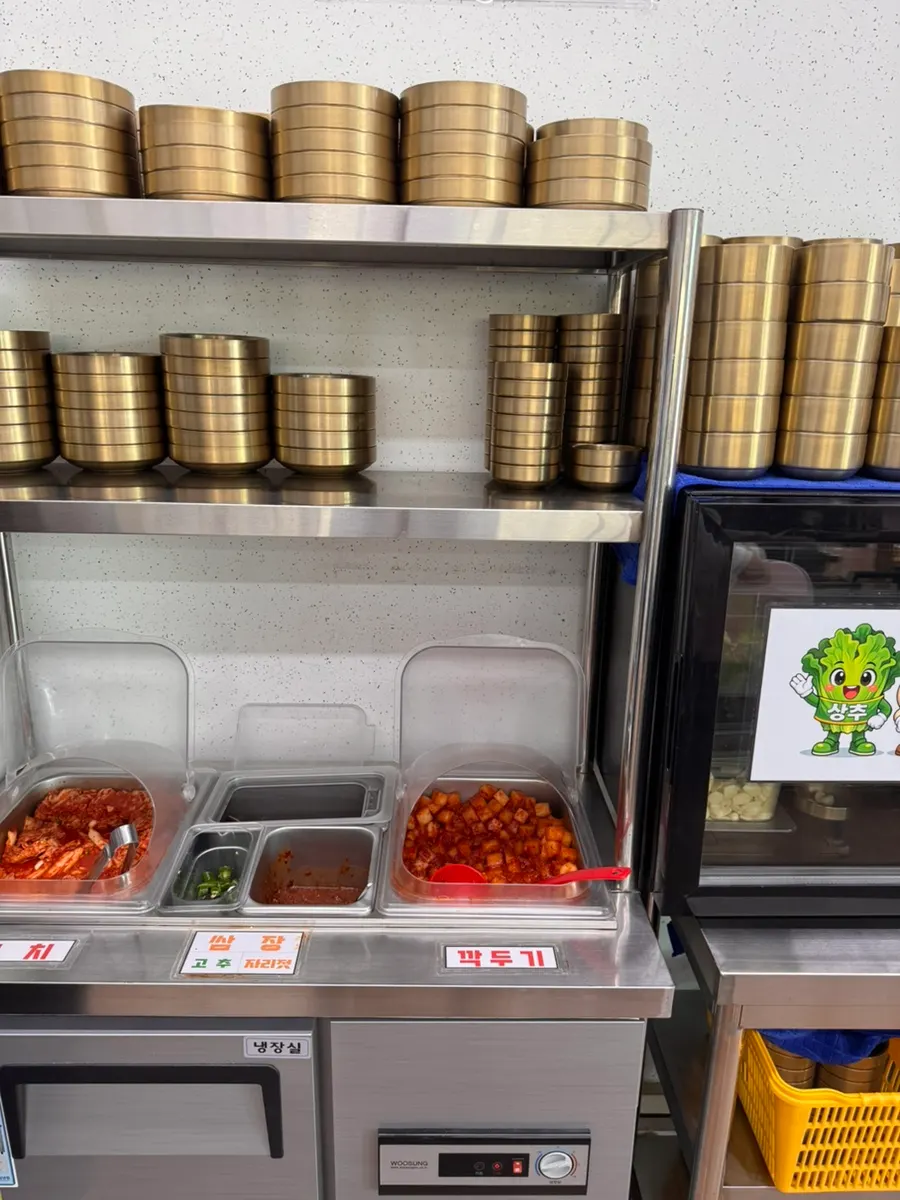 추가 반찬을 담을 수 있는 면주막 셀프바