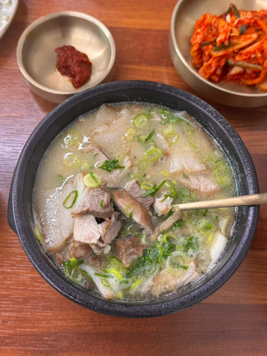 홍국쌀로 지은 분홍색 밥