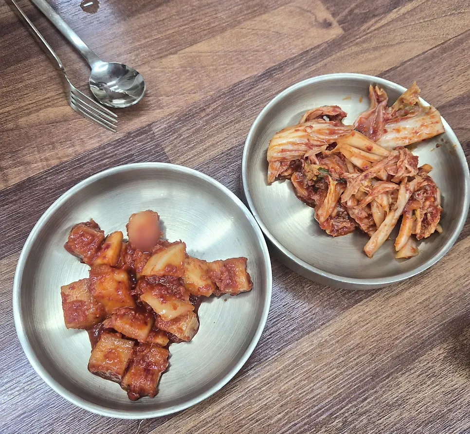 Kimchi and kkakdugi side dishes at Myeonjumak