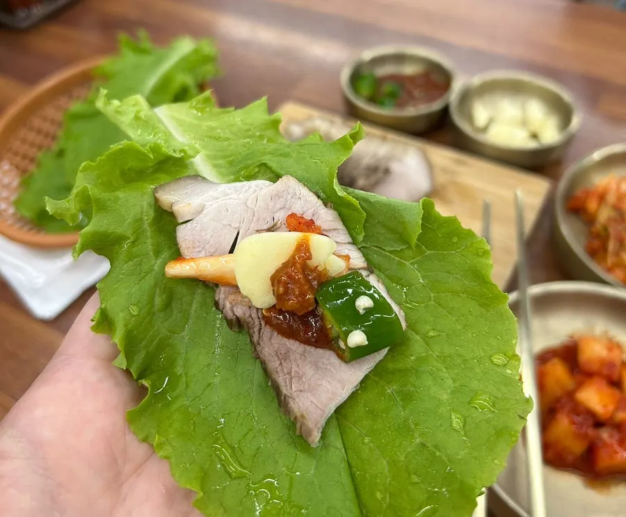 Dombe pork wrapped in fresh kimchi