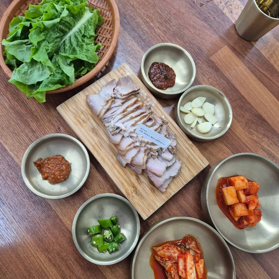 얇게 저민 흑돼지 돔베고기 한 접시