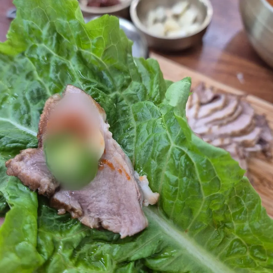 상추쌈에 올린 돔베고기