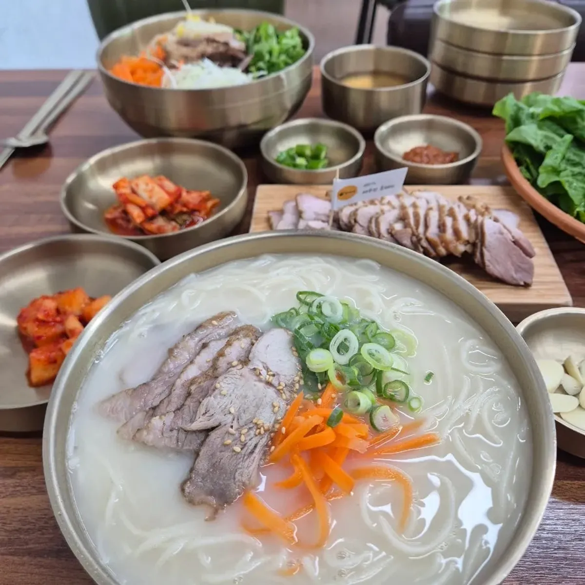 면주막 고기국수 곱빼기와 고기비빔국수 상차림