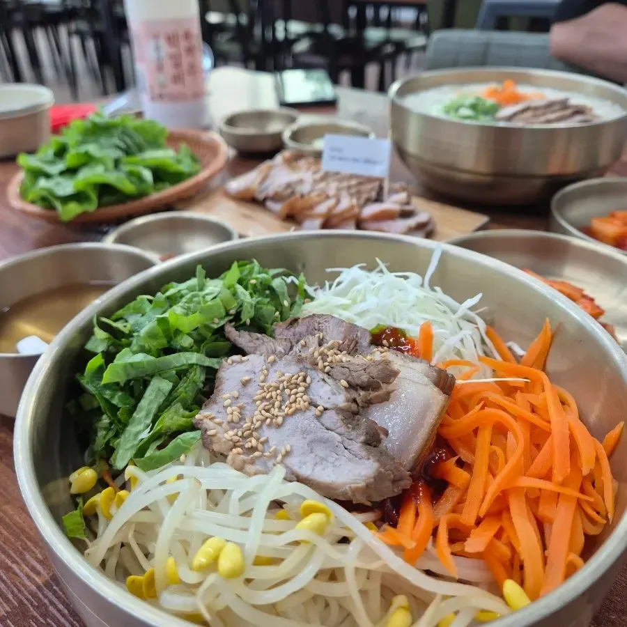 연이어 나온 고기국수와 비빔국수