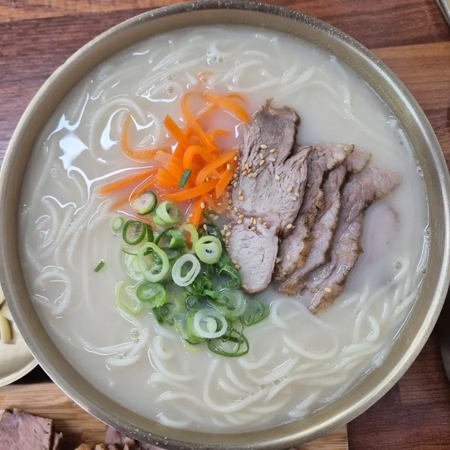 진한 사골육수의 고기국수 곱빼기