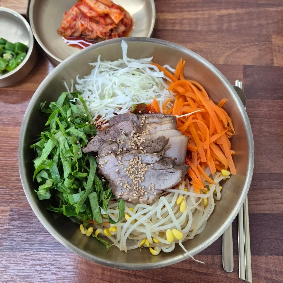 야채와 고기토핑이 올라간 고기비빔국수
