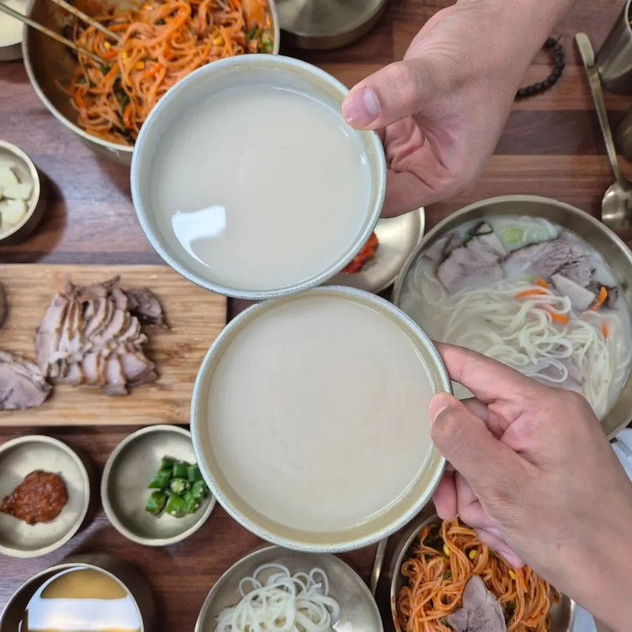 국수와 곁들인 막걸리 한 잔