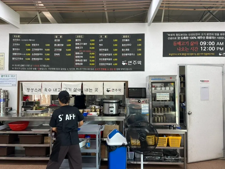 깔끔하게 정리된 면주막 제주본점 내부 좌석