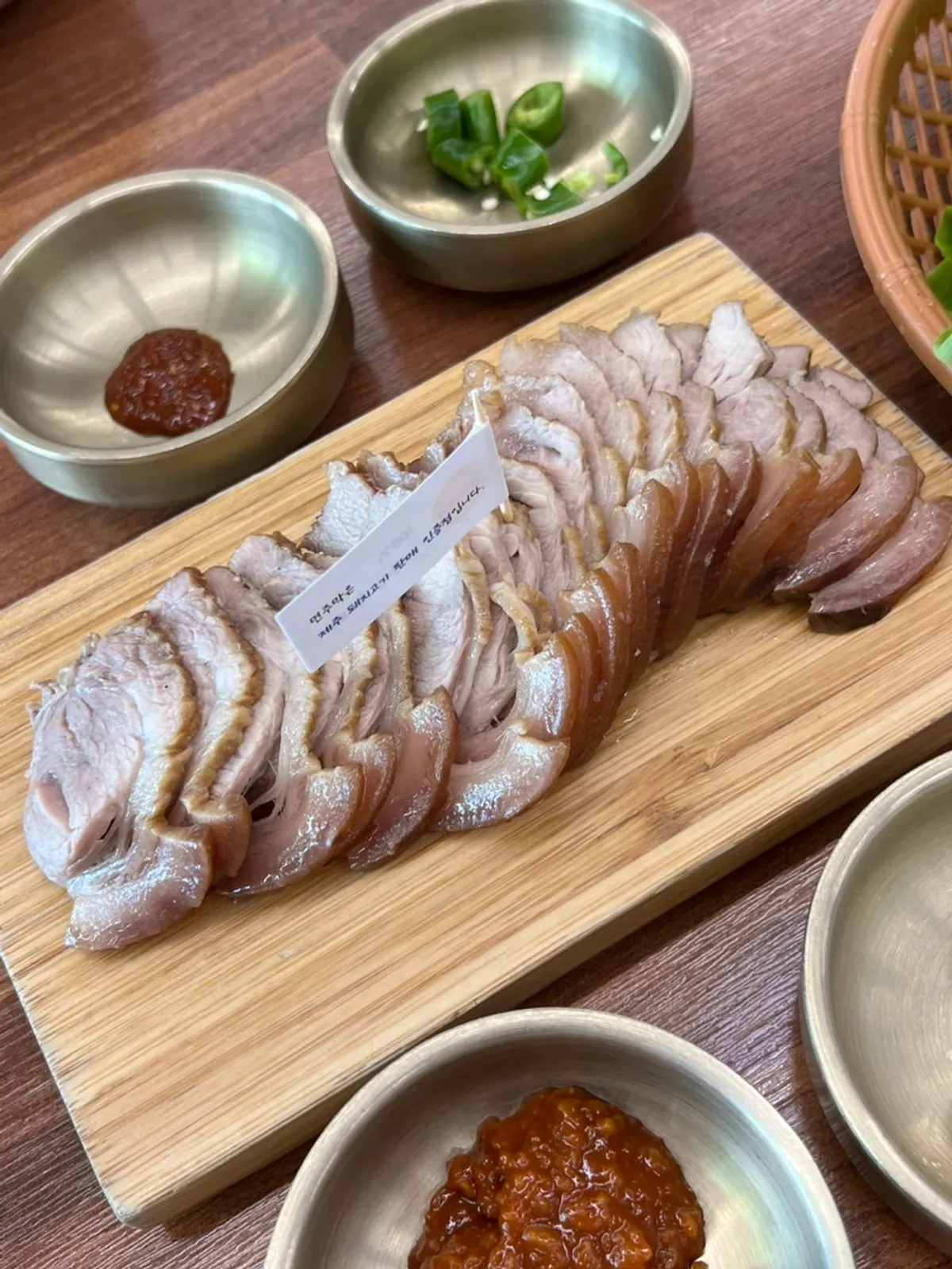 소라비빔국수와 돔베고기 절반이 차려진 상차림