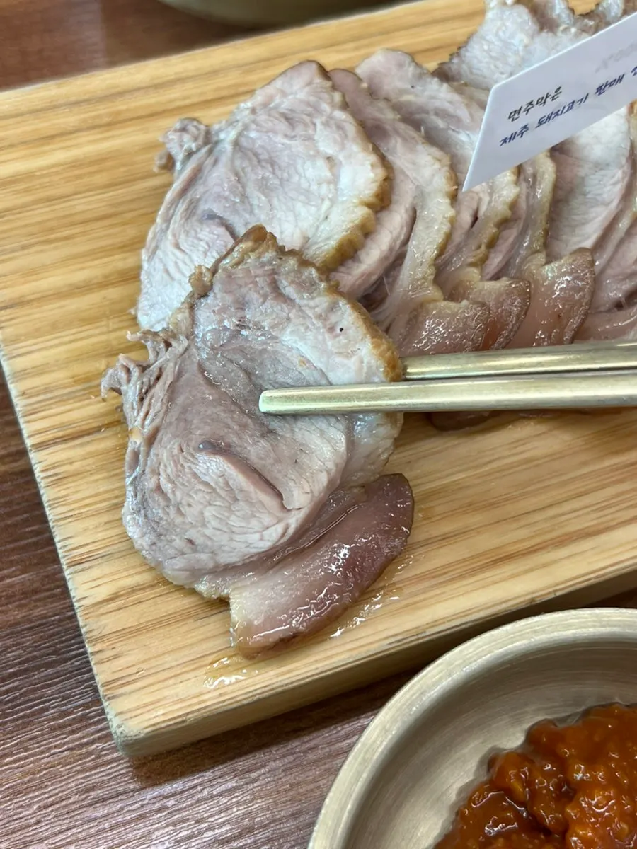 부드럽게 삶아진 돔베고기 한 점