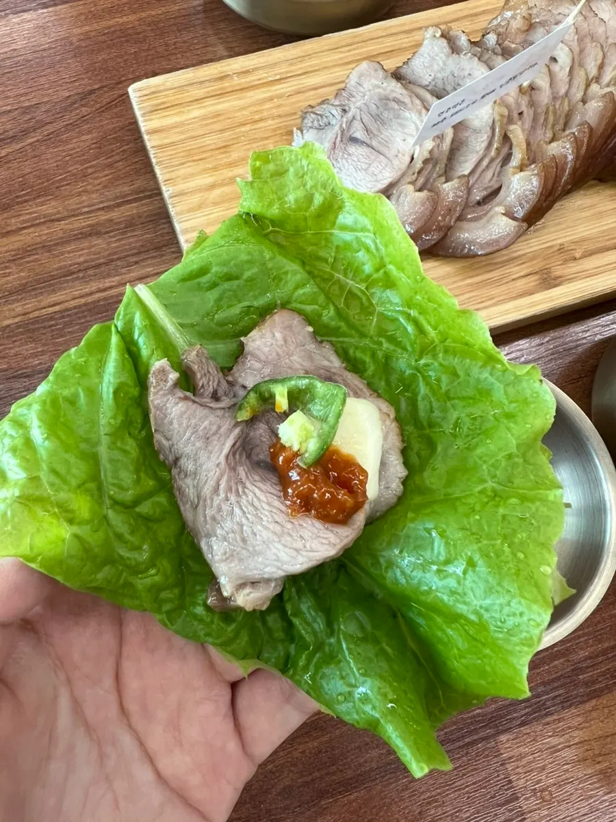 쌈장을 찍은 돔베고기