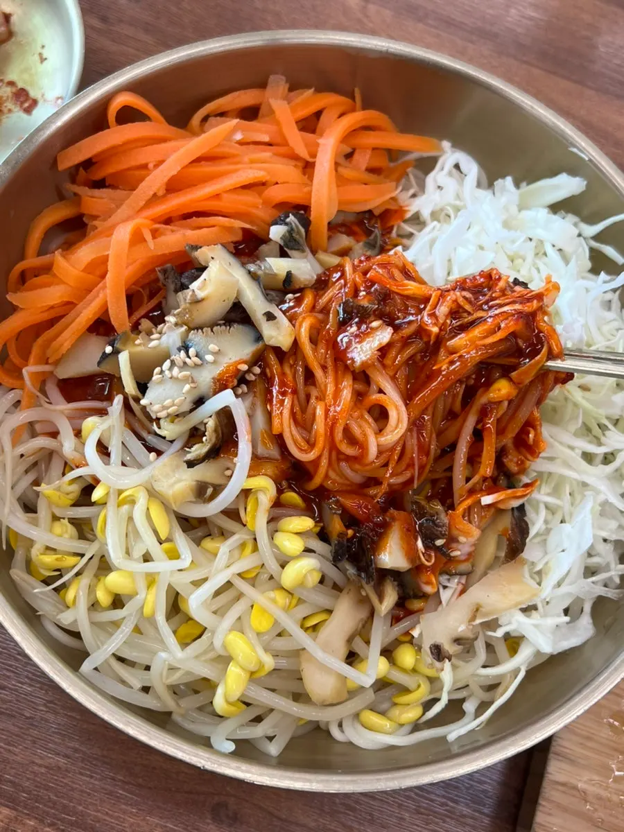 양이 푸짐한 면주막 소라비빔국수