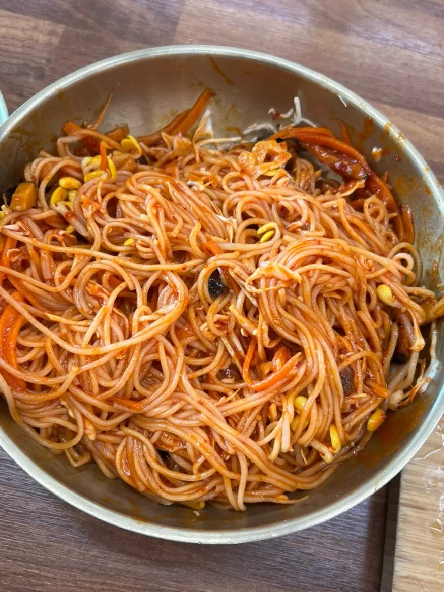비벼놓은 소라비빔국수
