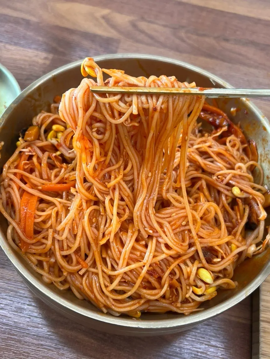 쫄깃한 면발을 들어올린 소라비빔국수