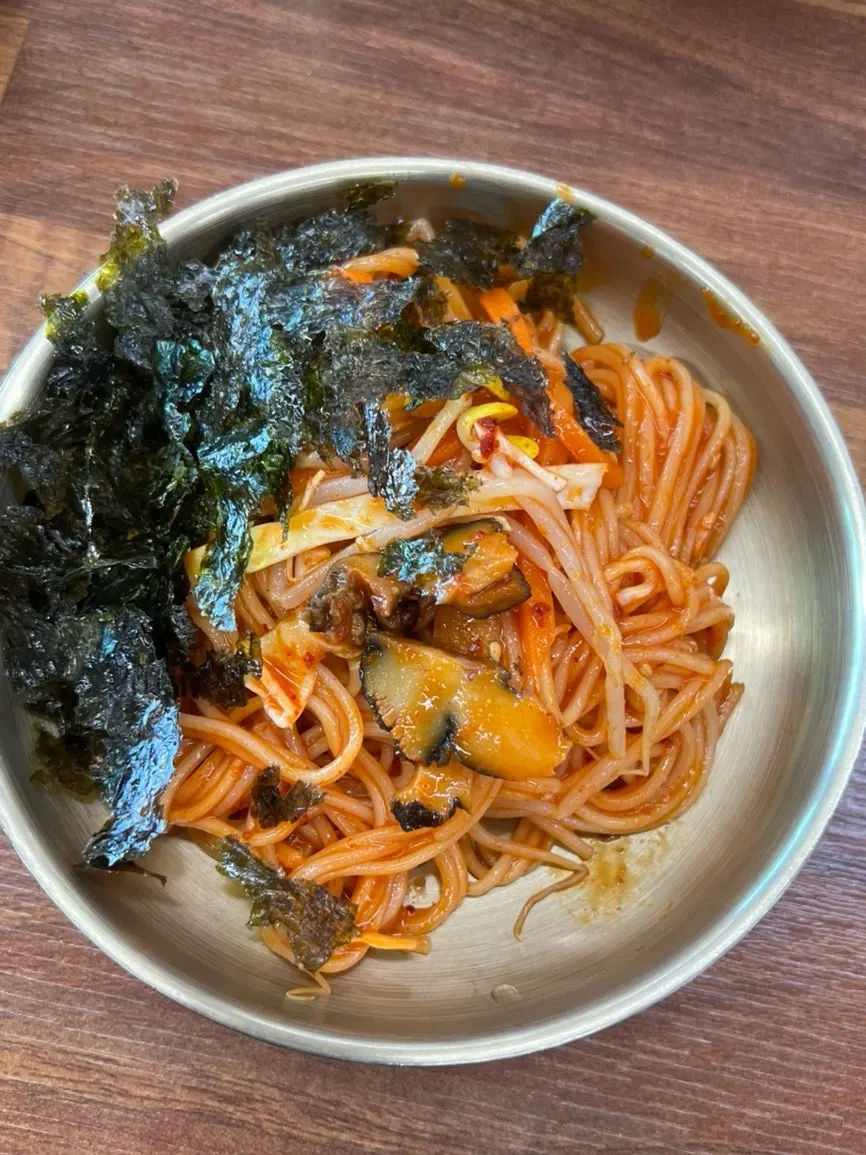김가루를 뿌린 소라비빔국수