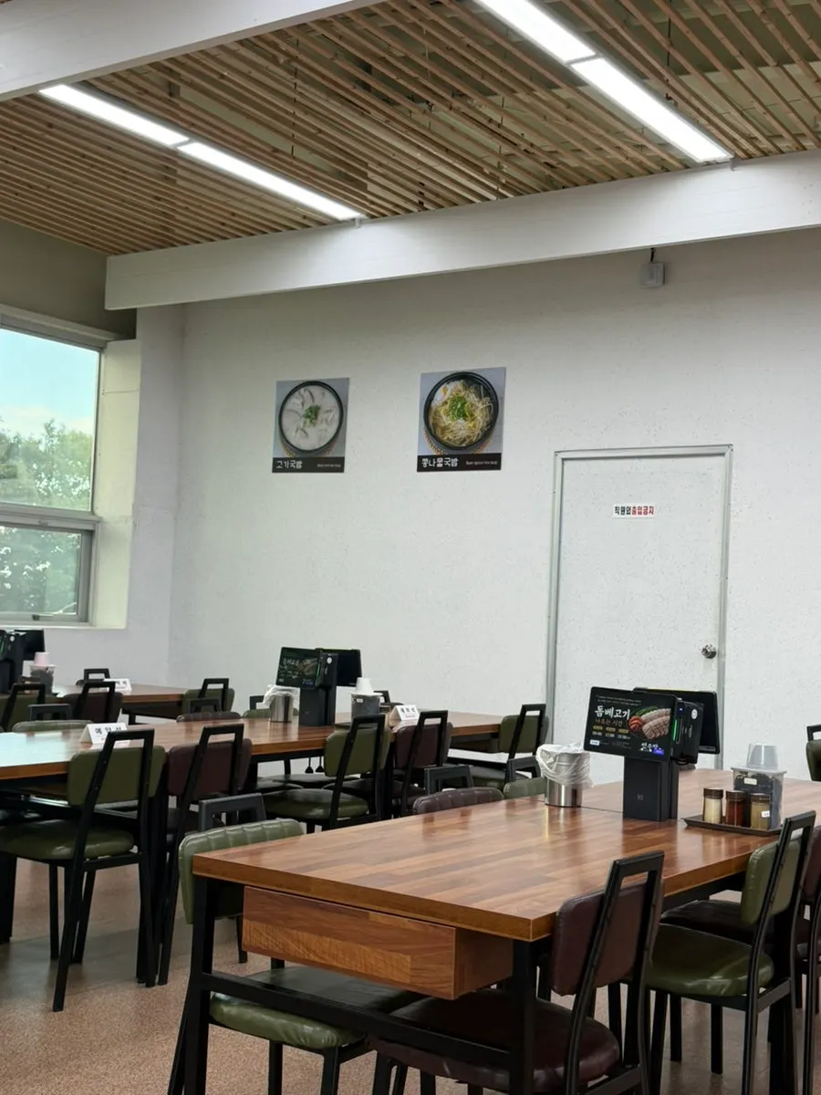 면주막 주차장과 매장 입구 전경