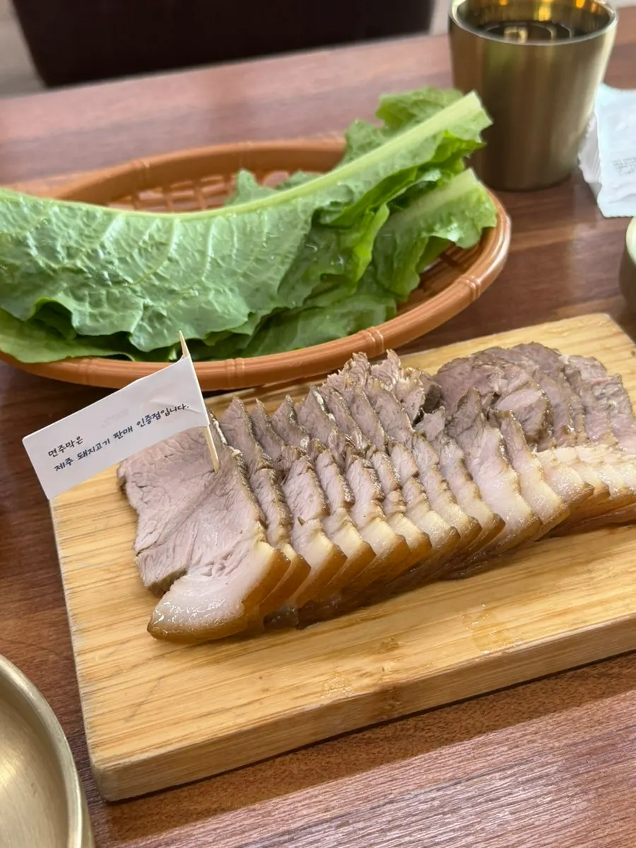 야채가 듬뿍 올라간 소라비빔국수