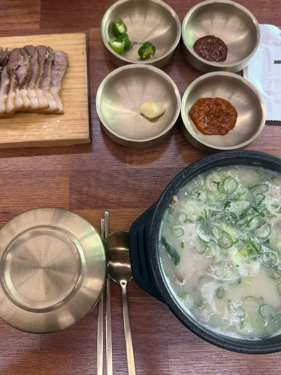 절반 분량으로 나온 돔베고기 한 접시