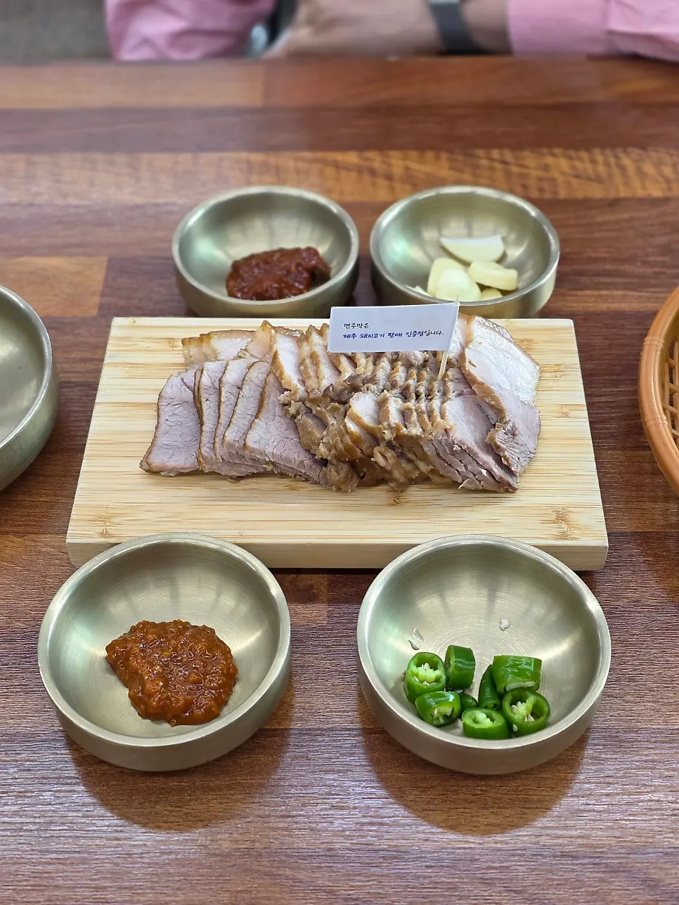 얇게 썰린 돔베고기 절반 사이즈