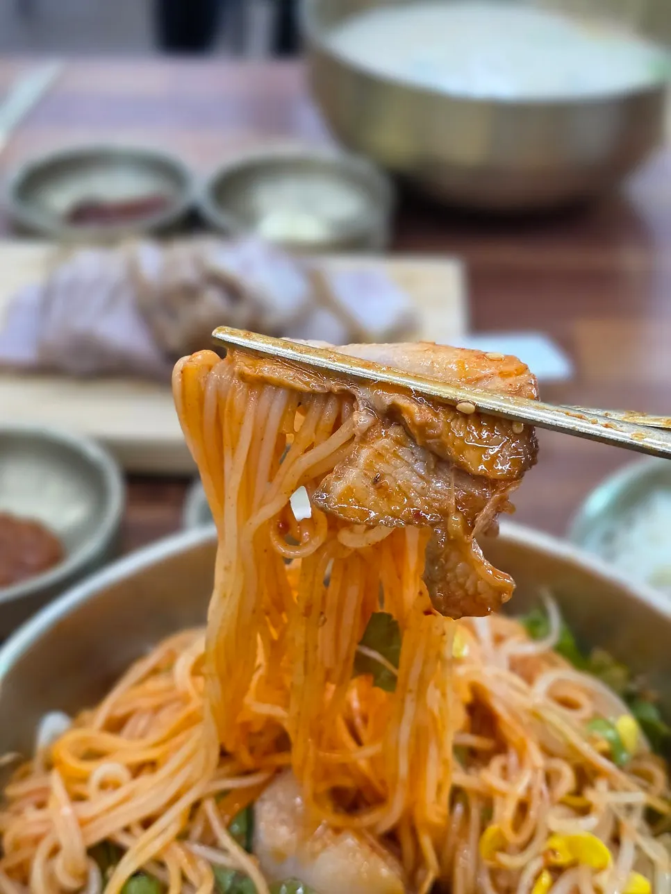 흑돼지 고명이 올라간 고기비빔국수