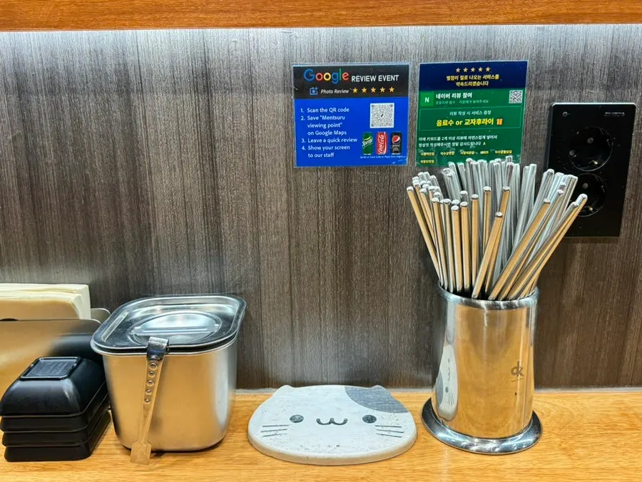 Neatly wiped table at Mentsuru City Hall Branch