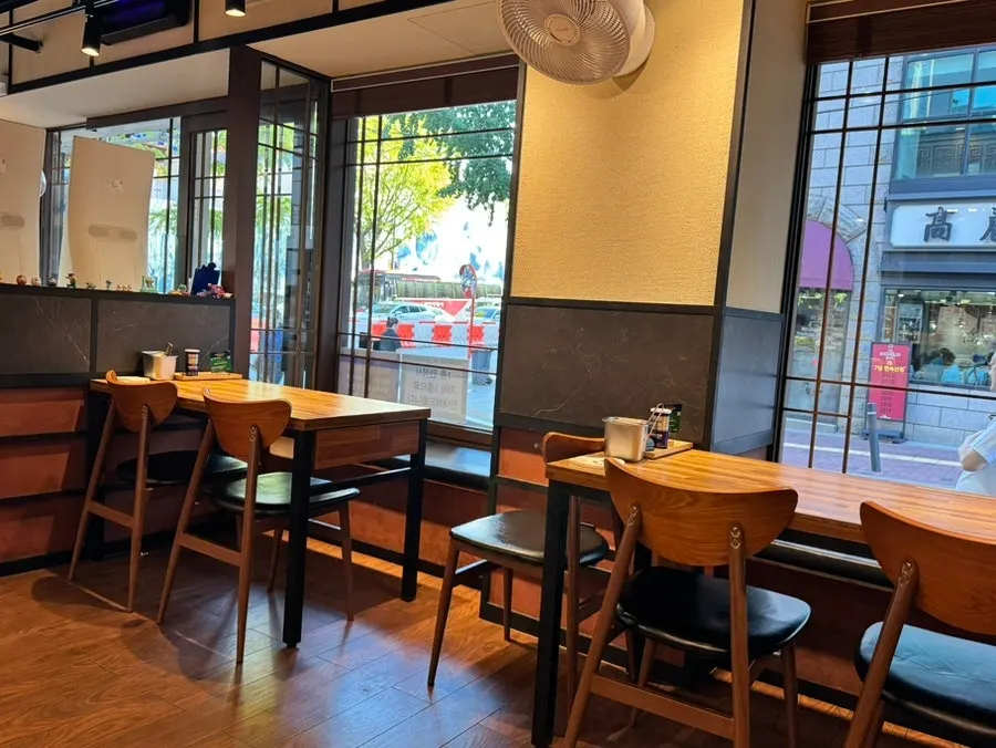 4-person table seating at Mentsuru City Hall Branch