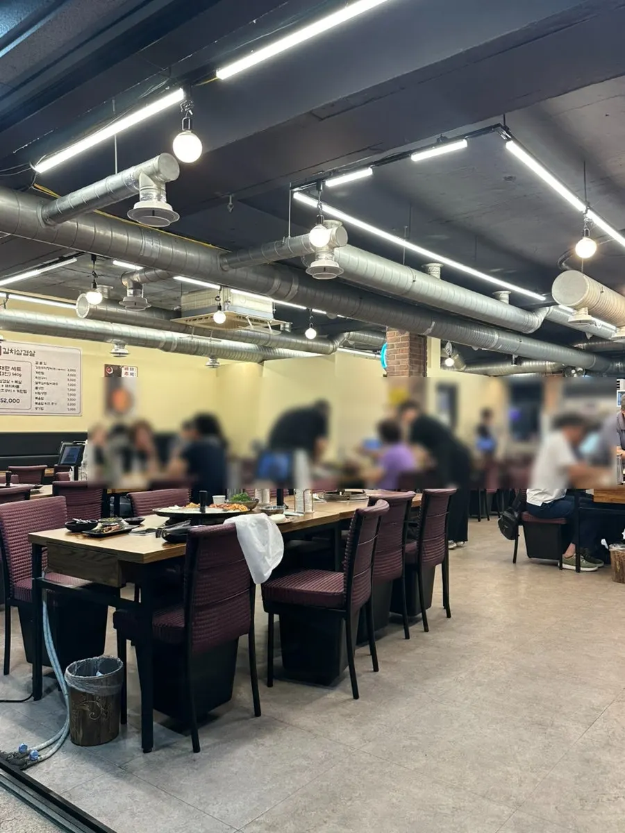 손님으로 붐비는 면목동 고기집 내부