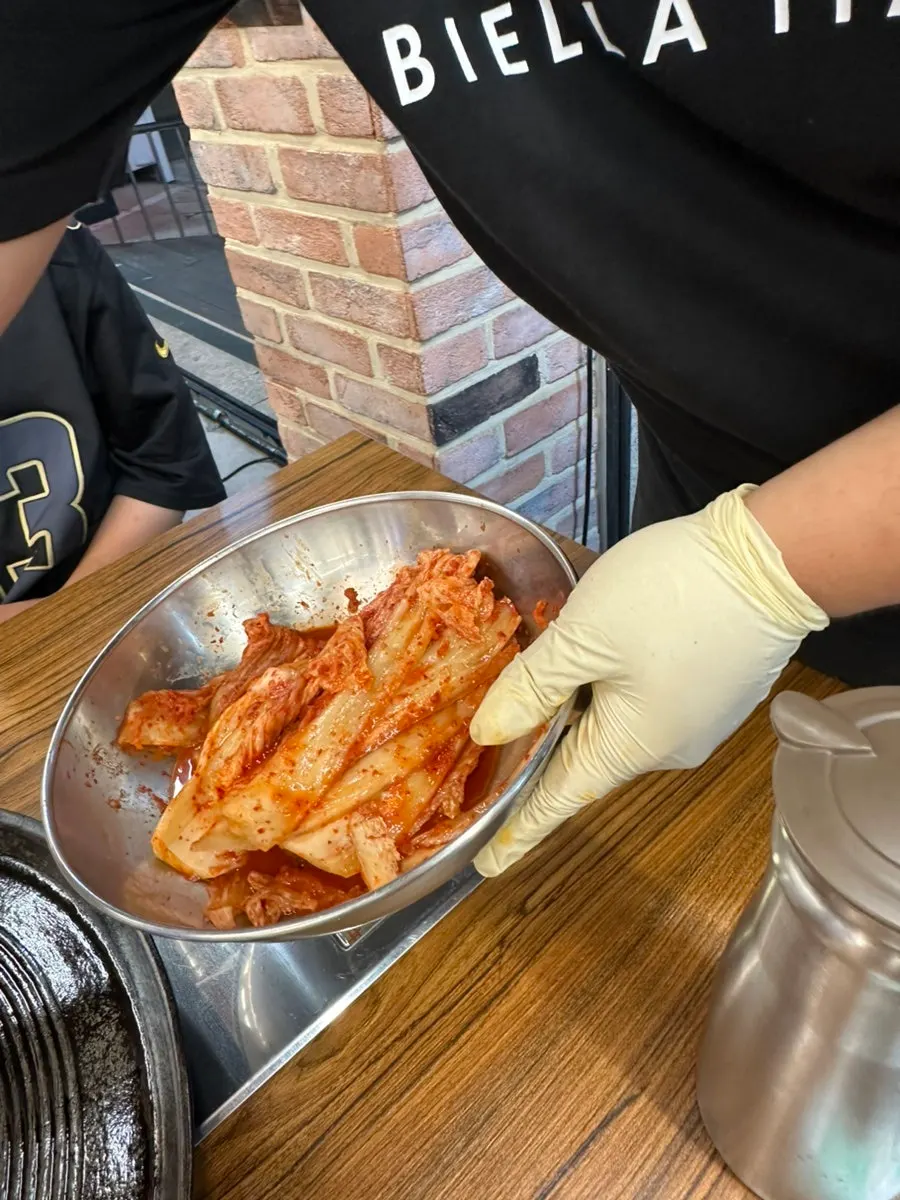 고깃집 셀프바에 놓인 파김치