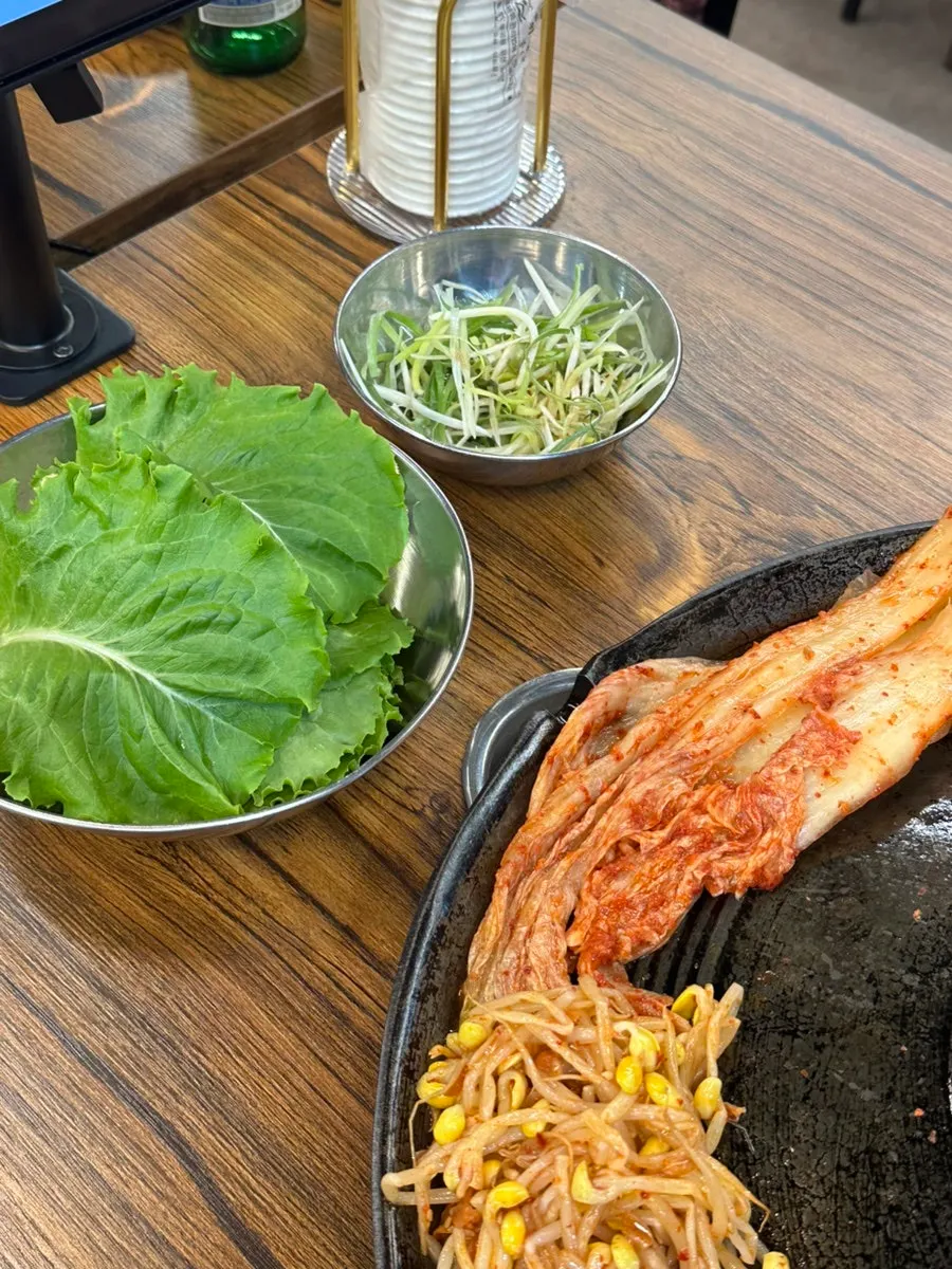 묵은지와 콩나물 등 셀프바 반찬