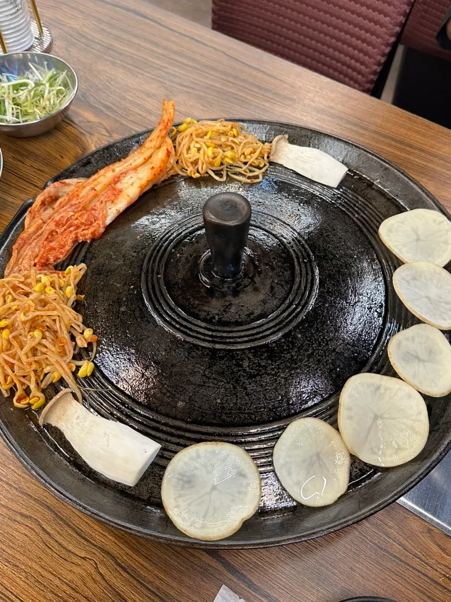 쌈 채소와 파절이가 놓인 반찬 코너