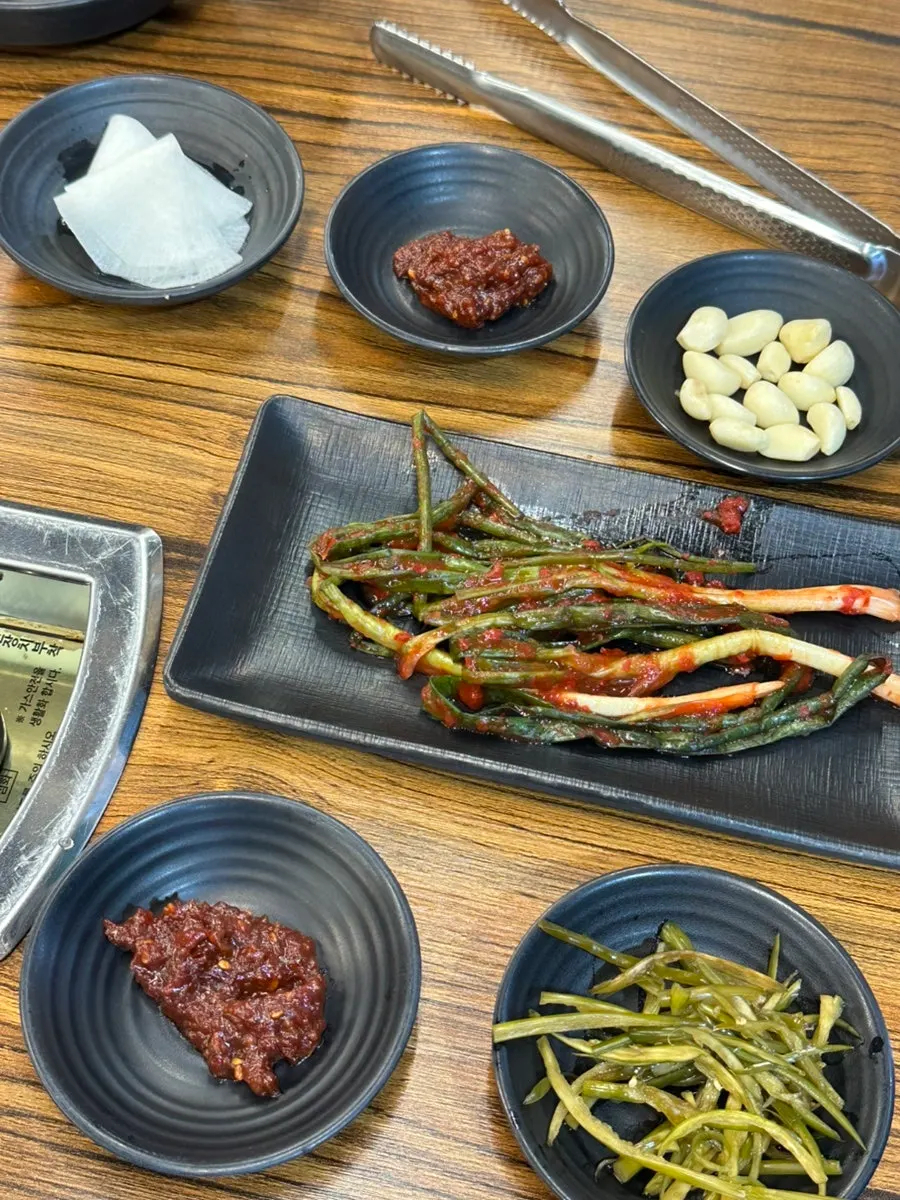 접시에 담아 온 반찬 한 접시