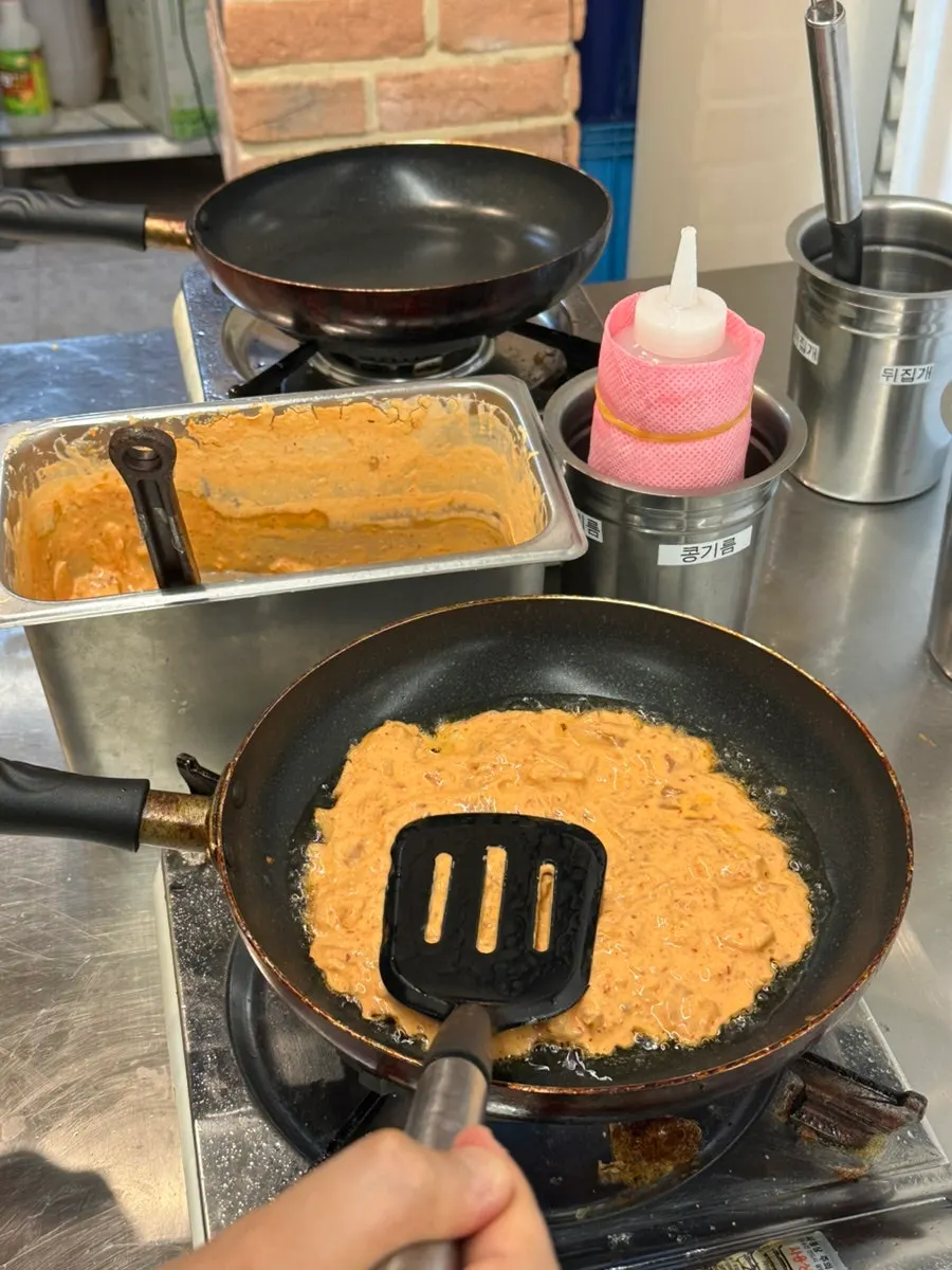 김치전 반죽이 놓인 셀프바