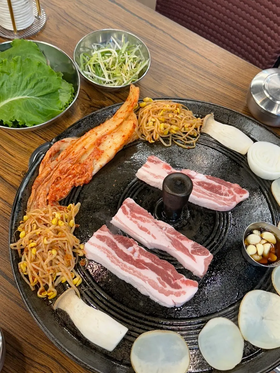 국내산 생삼겹살 생고기 접시