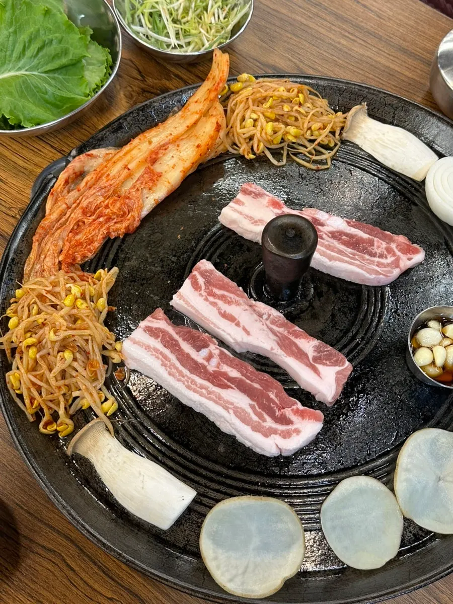 솥뚜껑 위에 올린 삼겹살