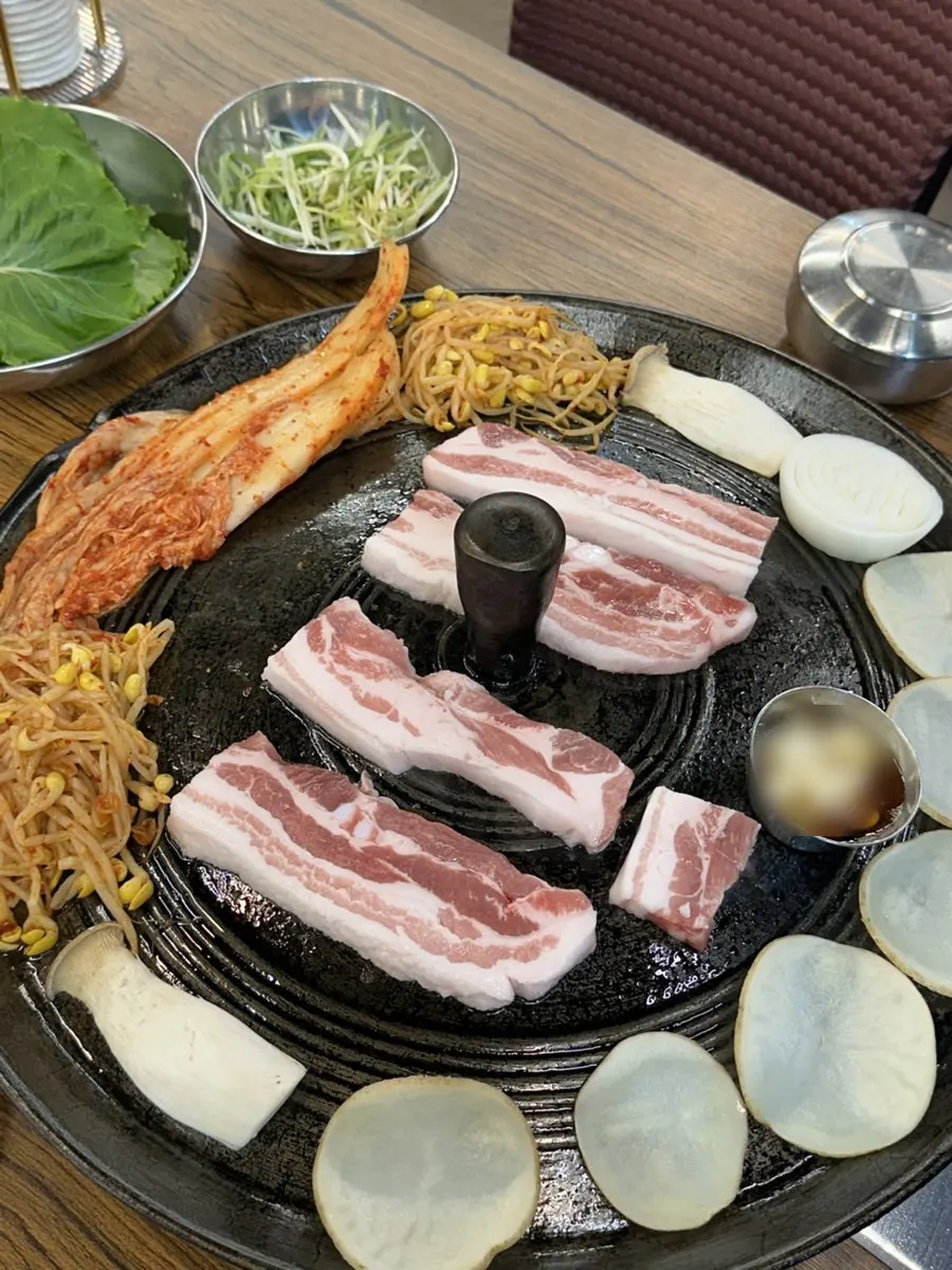 솥뚜껑에서 함께 익는 김치와 감자