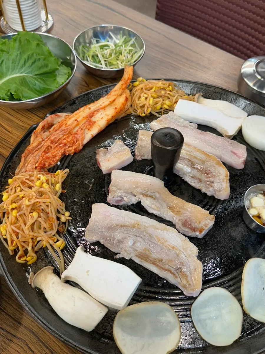 기름에 익어가는 삼겹살 클로즈업
