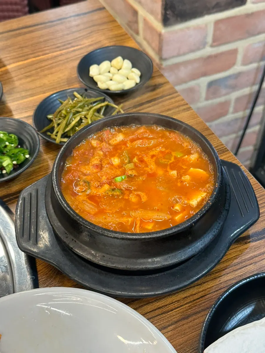 솥뚜껑 구이 상차림 전체 모습