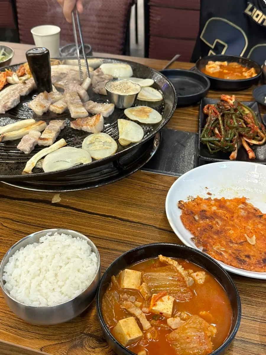 두부와 고기가 든 김치찌개
