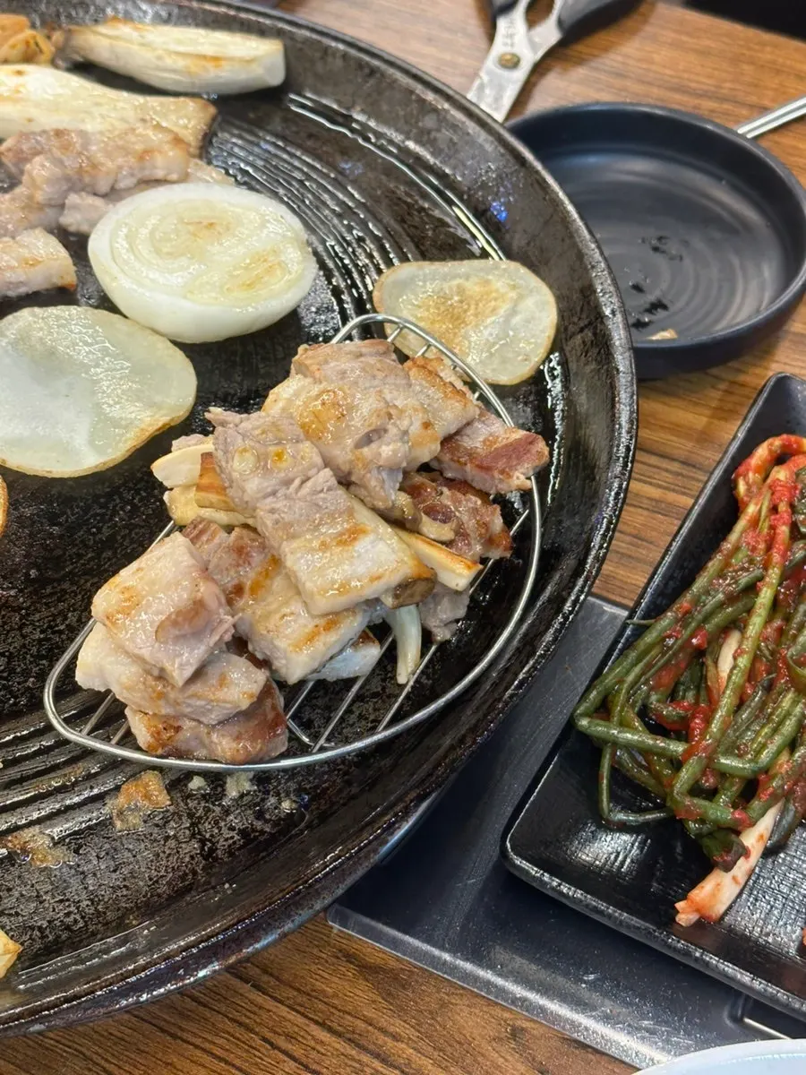 삼겹살과 김치찌개가 함께 놓인 한식 한상