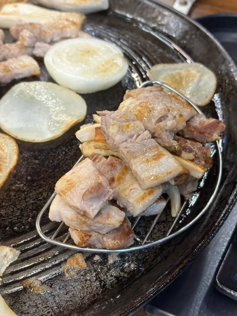 노릇하게 익은 삼겹살 한 점