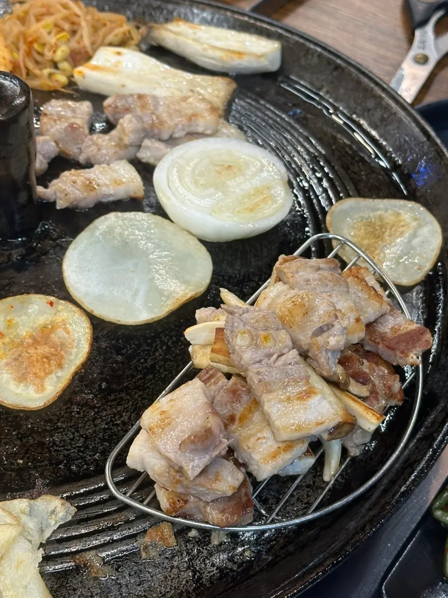파김치와 고기를 올린 밥 한 숟가락