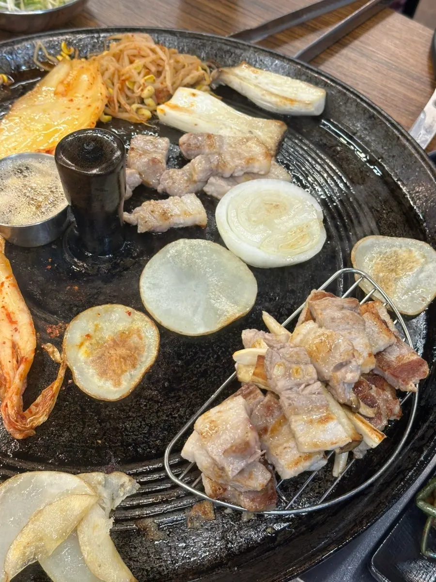 버섯 상추 장아찌와 고기 쌈 조합