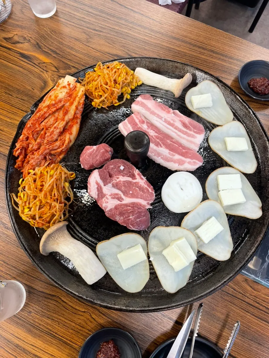 솥뚜껑에 구워지는 김치와 삼겹살