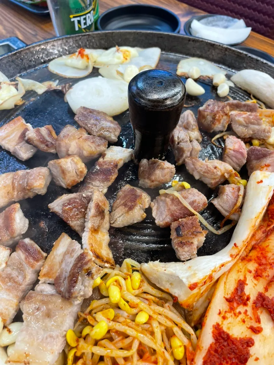 면목역 고기집 솥뚜껑 구이 클로즈업