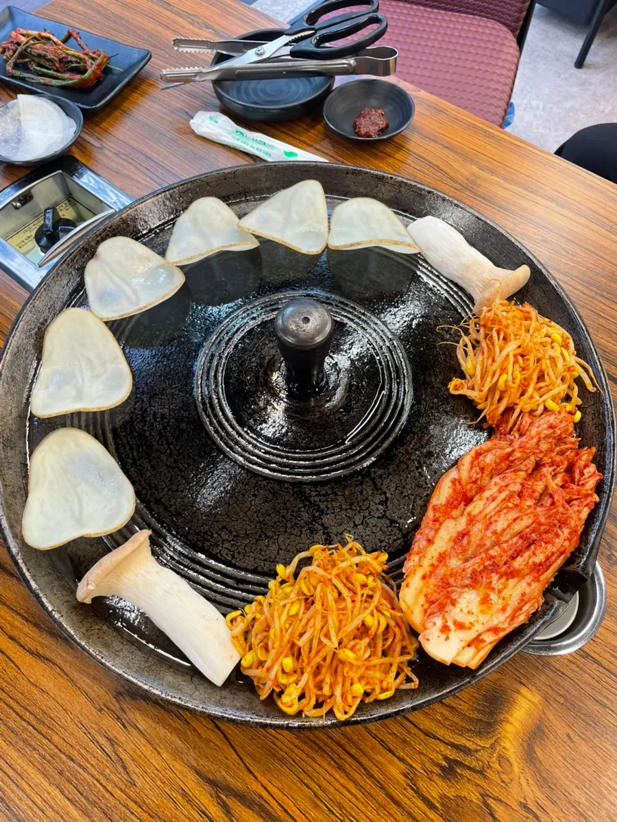 빠르게 차려진 밑반찬 상차림