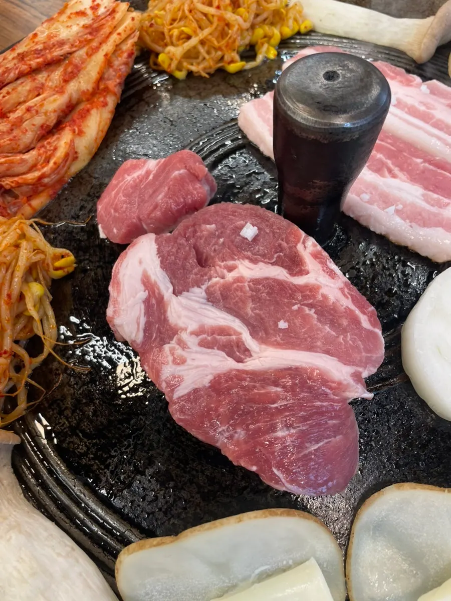 솥뚜껑 가장자리에서 녹는 치즈