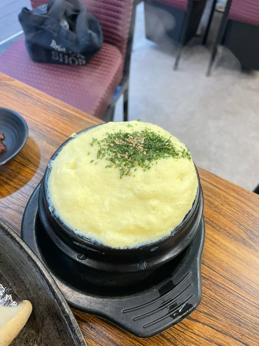 맥주와 고기 안주 테이블
