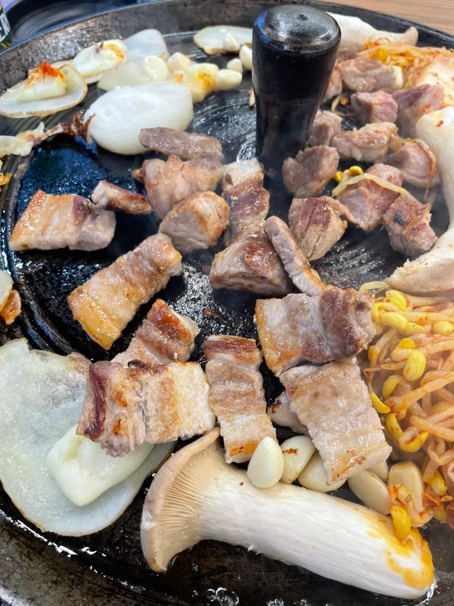 고기와 반찬이 가득한 테이블 전체 모습