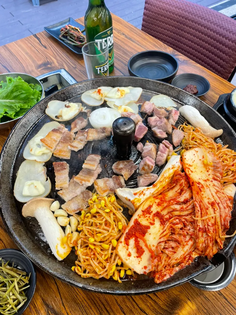 신선한 채소와 함께 쌈 싸 먹는 삼겹살